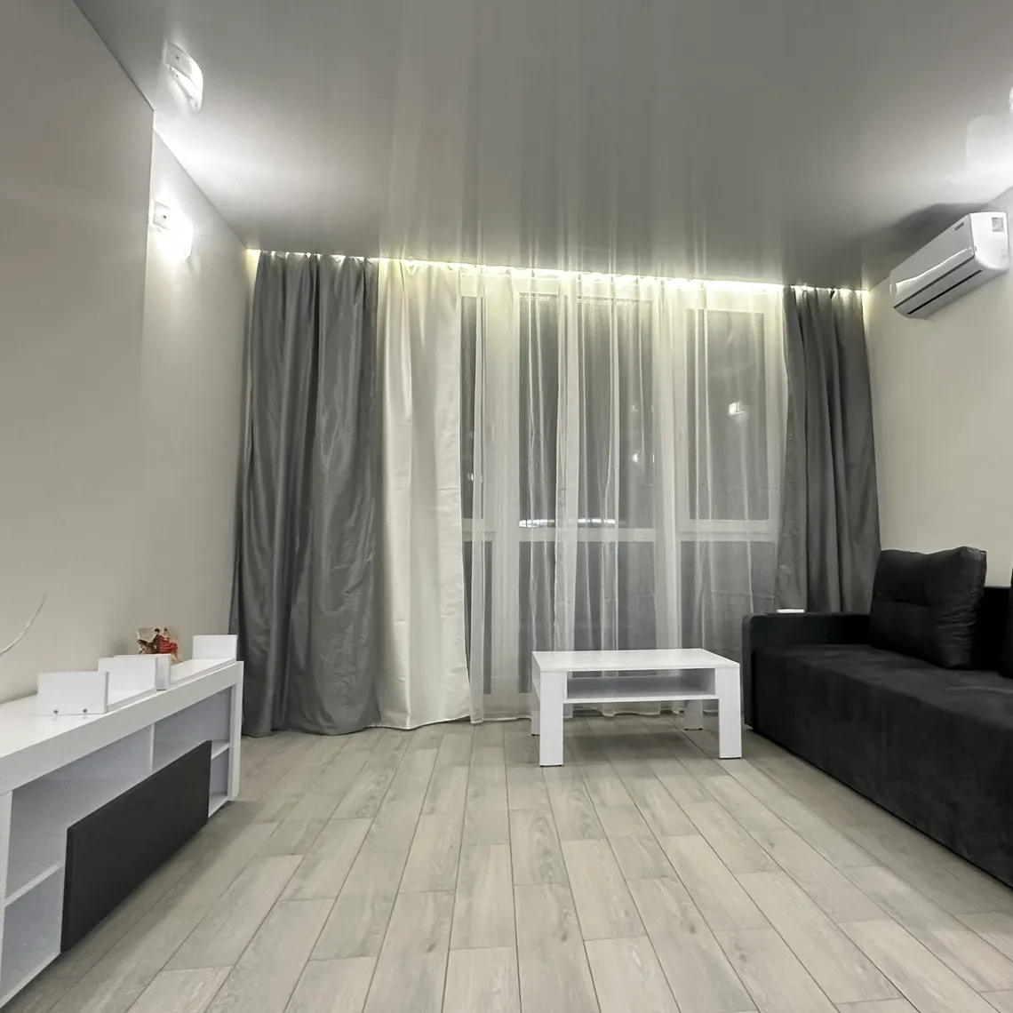 Натяжна стеля у вітальні, 20 м²