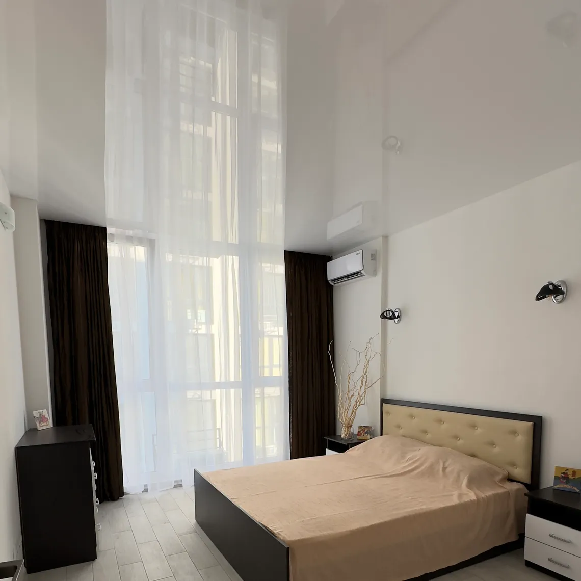 Натяжна стеля у спальні, 14 м²