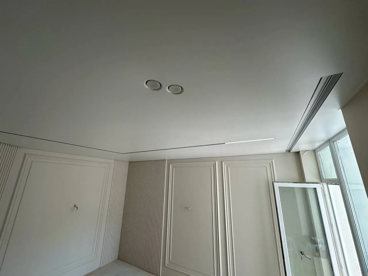 Натяжна стеля у вітальні, 23 м²
